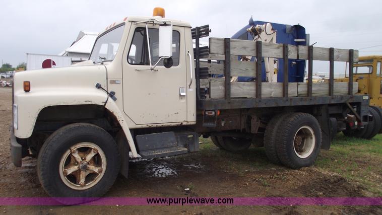 image for item 5426 1986 International 1654 flatbed truck with auto crane