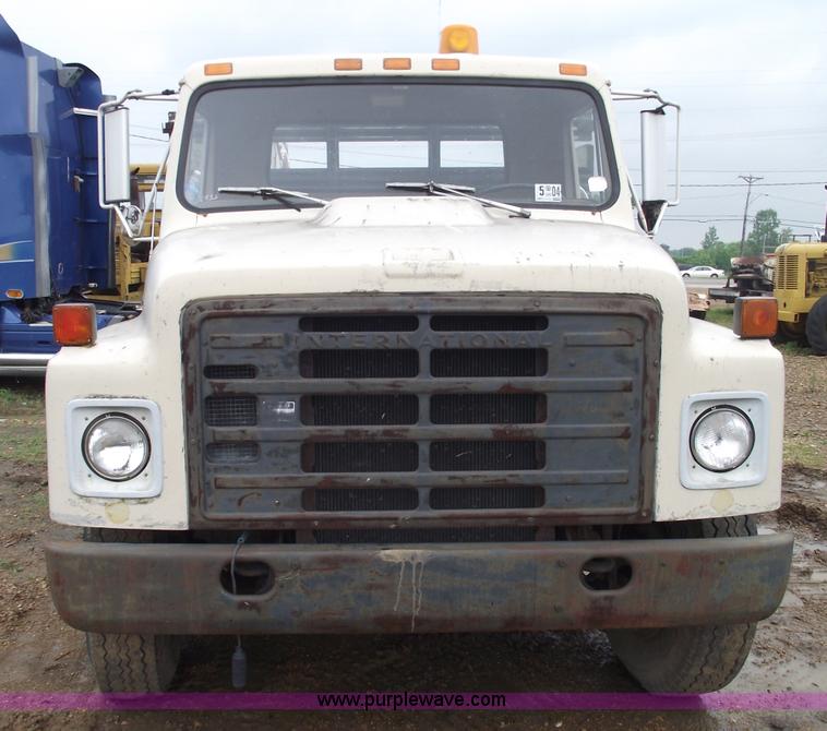 image for item 5426 1986 International 1654 flatbed truck with auto crane