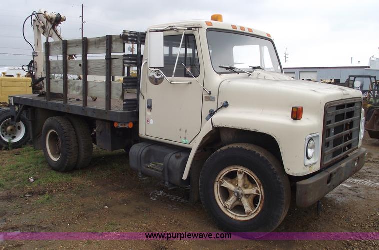 image for item 5426 1986 International 1654 flatbed truck with auto crane