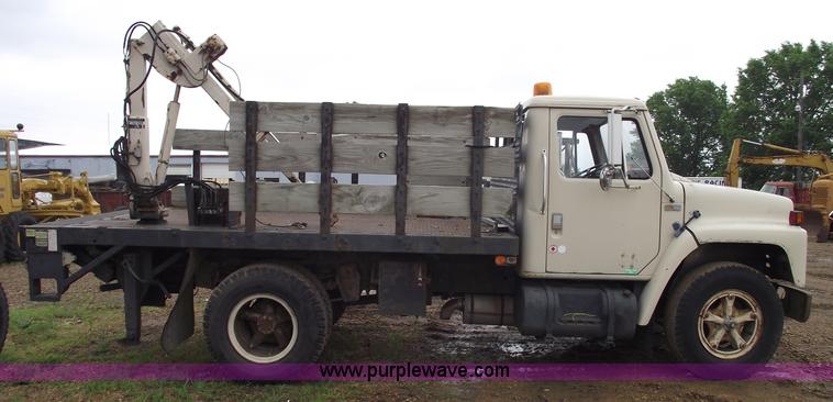 image for item 5426 1986 International 1654 flatbed truck with auto crane