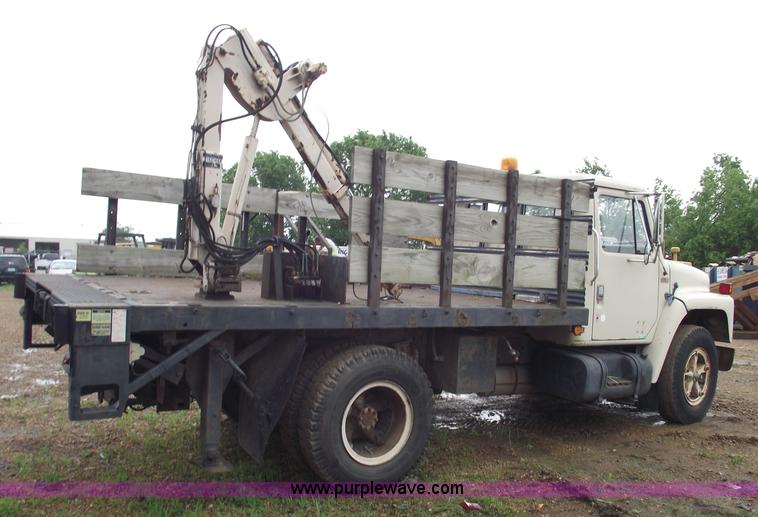 image for item 5426 1986 International 1654 flatbed truck with auto crane