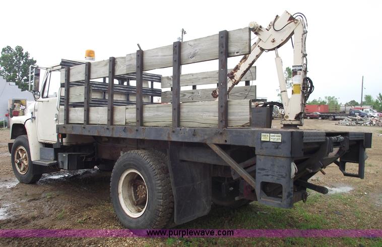 image for item 5426 1986 International 1654 flatbed truck with auto crane