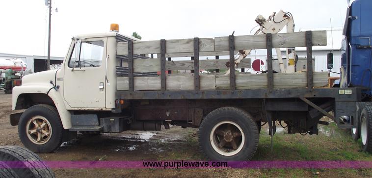 image for item 5426 1986 International 1654 flatbed truck with auto crane