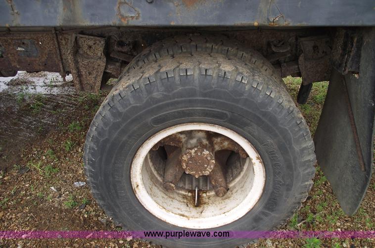 image for item 5426 1986 International 1654 flatbed truck with auto crane