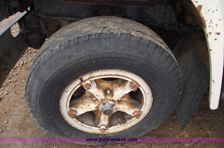 image for item 5426 1986 International 1654 flatbed truck with auto crane