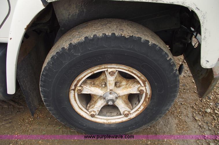 image for item 5426 1986 International 1654 flatbed truck with auto crane