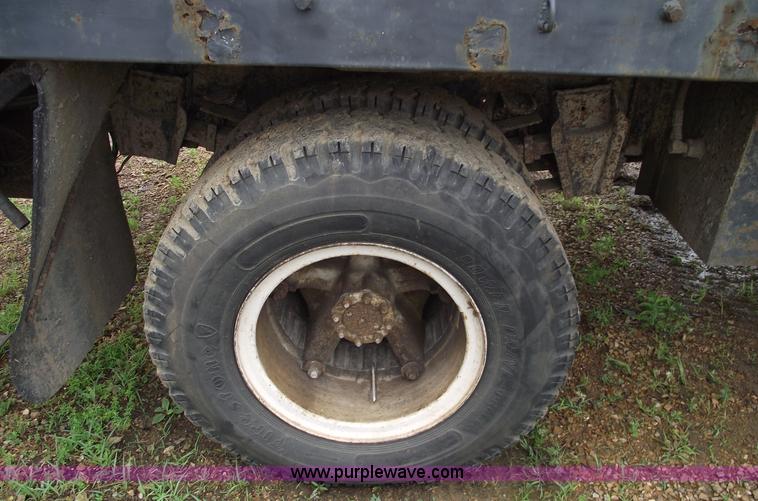 image for item 5426 1986 International 1654 flatbed truck with auto crane