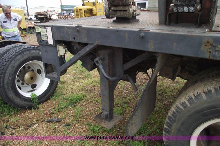 image for item 5426 1986 International 1654 flatbed truck with auto crane