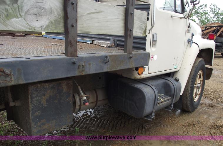 image for item 5426 1986 International 1654 flatbed truck with auto crane
