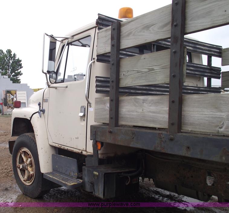 image for item 5426 1986 International 1654 flatbed truck with auto crane