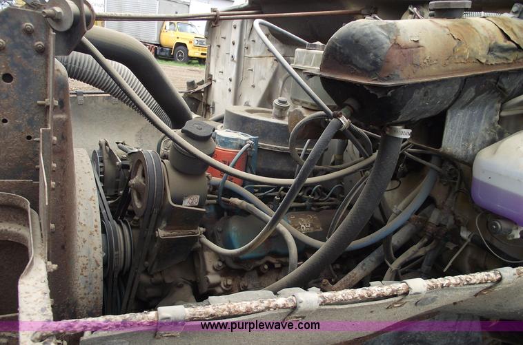 image for item 5426 1986 International 1654 flatbed truck with auto crane