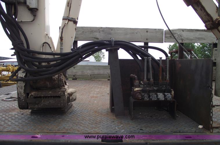 image for item 5426 1986 International 1654 flatbed truck with auto crane