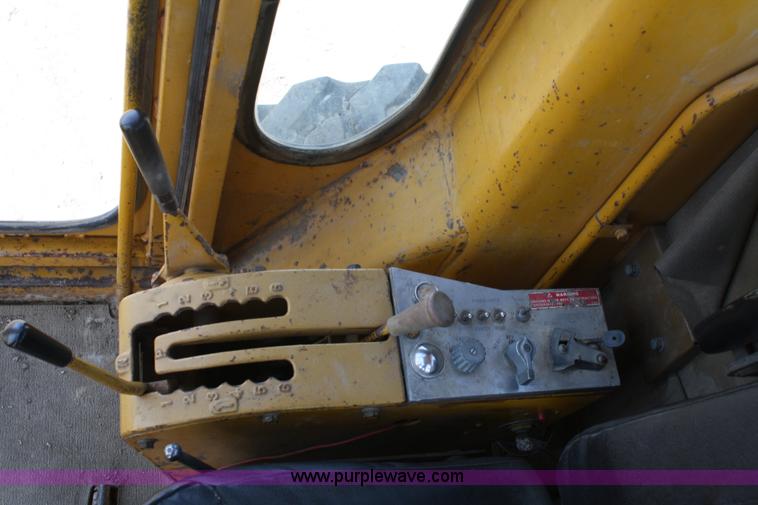 image for item A2005 1976 Caterpillar 140G articulating motor grader