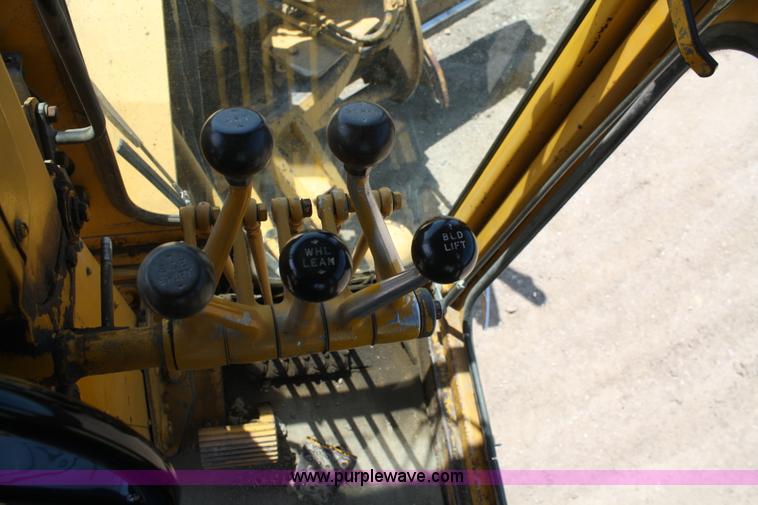 image for item A2005 1976 Caterpillar 140G articulating motor grader