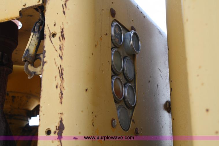 image for item A2005 1976 Caterpillar 140G articulating motor grader