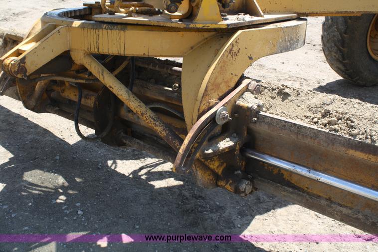 image for item A2005 1976 Caterpillar 140G articulating motor grader