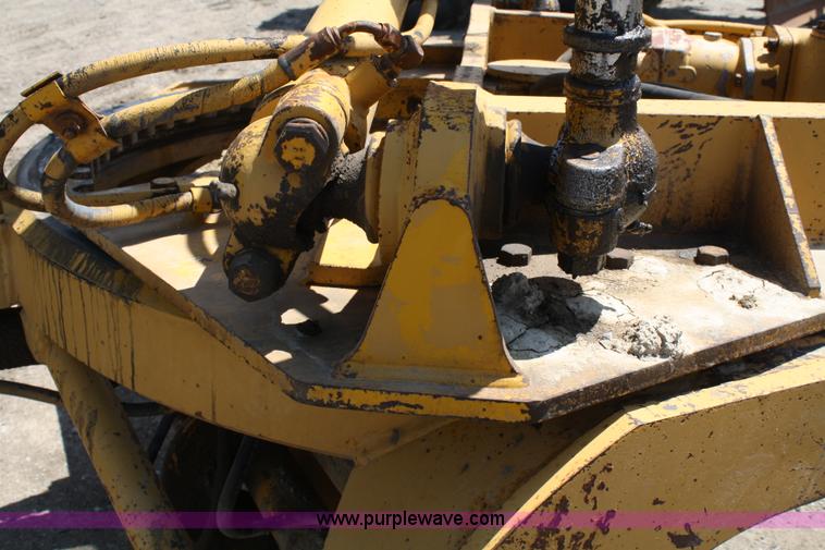 image for item A2005 1976 Caterpillar 140G articulating motor grader