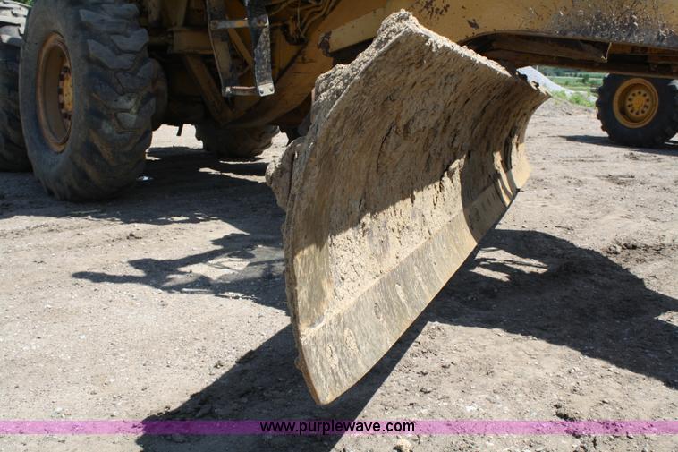 image for item A2005 1976 Caterpillar 140G articulating motor grader