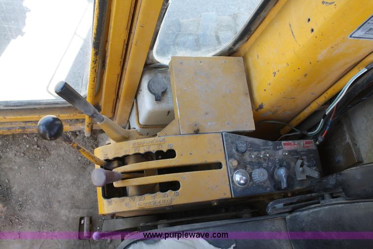 image for item A2006 1977 Caterpillar 140G articulating motor grader