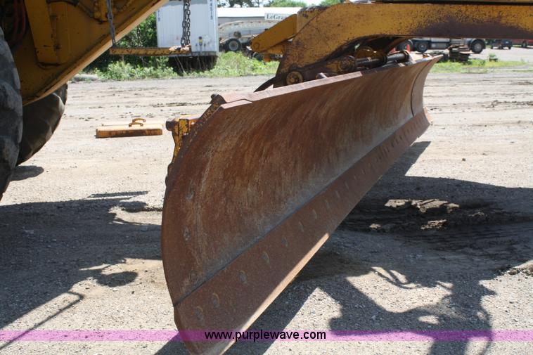 image for item A2006 1977 Caterpillar 140G articulating motor grader