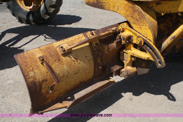 image for item A2006 1977 Caterpillar 140G articulating motor grader
