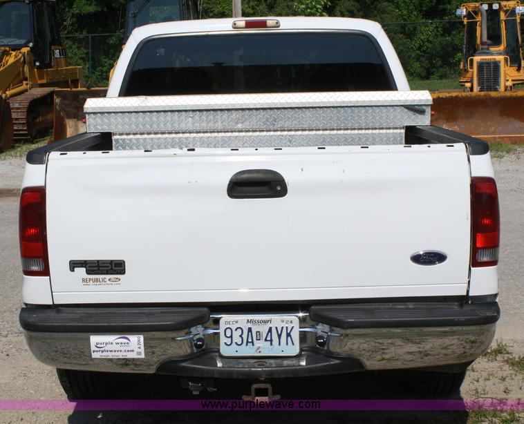image for item A2060 2002 Ford F250 Super Duty crew cab pickup truck
