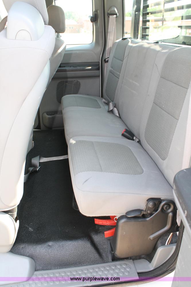 image for item A2061 2006 Ford F450 Super Duty extended cab pickup truck