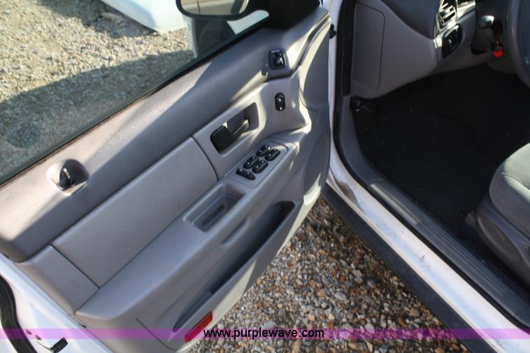 image for item A2047 2003 Ford Taurus SE