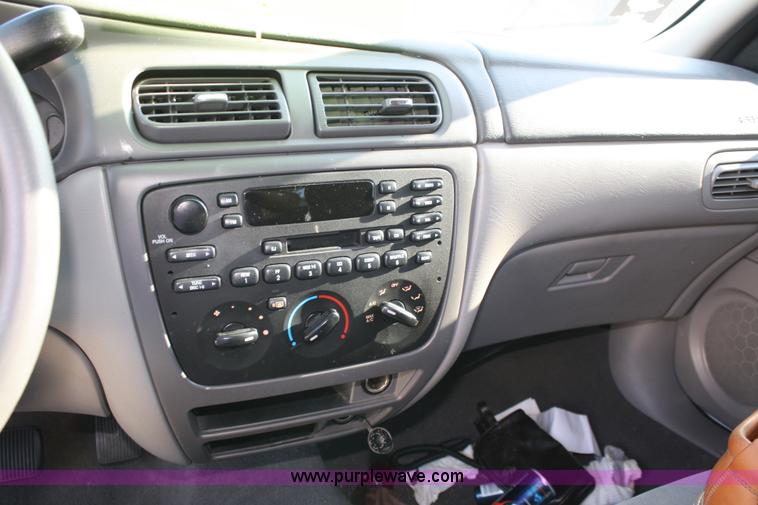 image for item A2047 2003 Ford Taurus SE