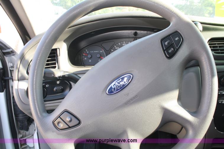image for item A2047 2003 Ford Taurus SE