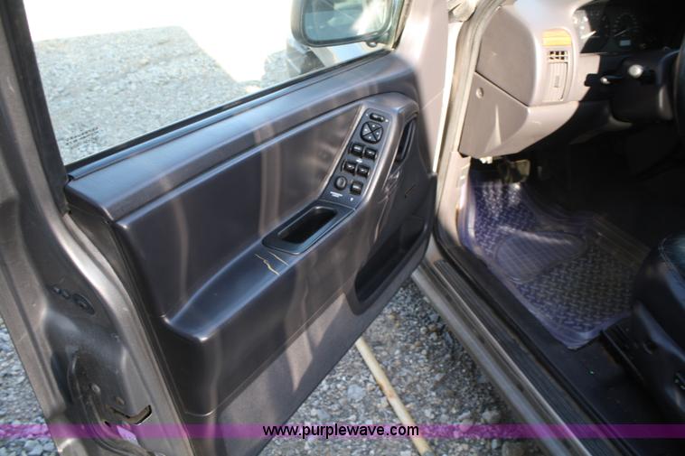 image for item A2049 1999 Jeep Grand Cherokee Laredo SUV