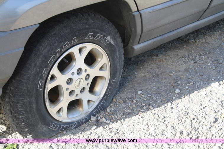 image for item A2049 1999 Jeep Grand Cherokee Laredo SUV