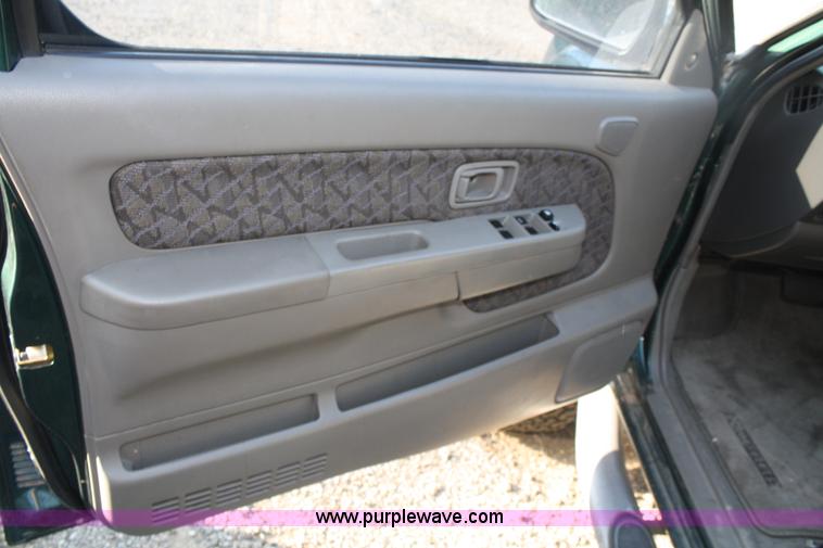 image for item A2052 2000 Nissan Xterra SUV