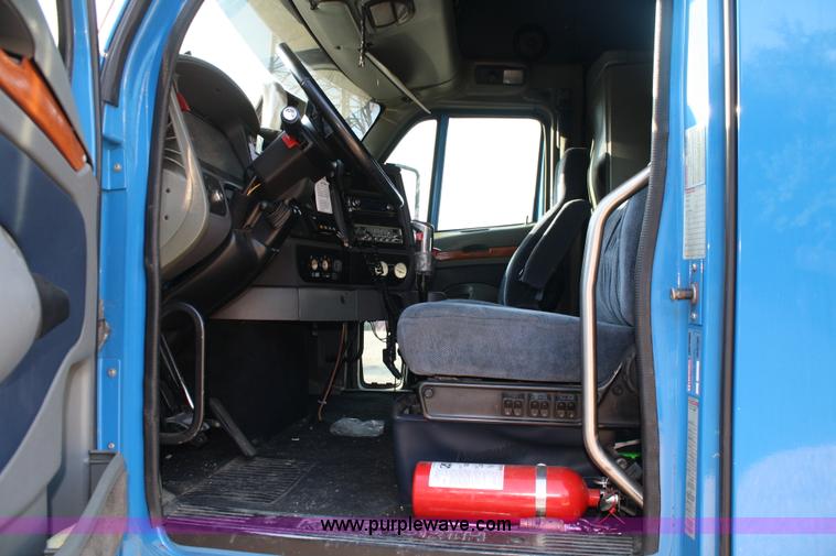 image for item A2056 1998 Kenworth T2000 semi truck