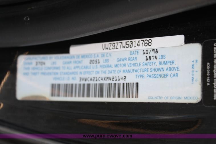 image for item A2071 1999 Volkswagen New Beetle GLS