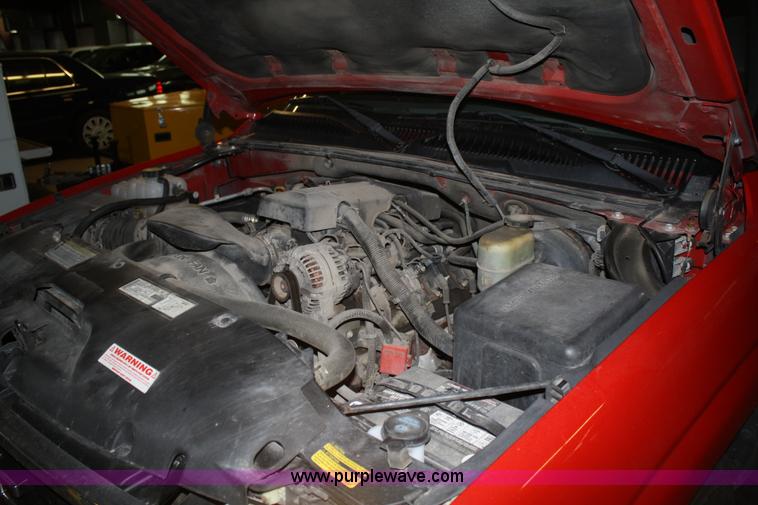 image for item A2077 2000 GMC Yukon XL 1500 SLE SUV