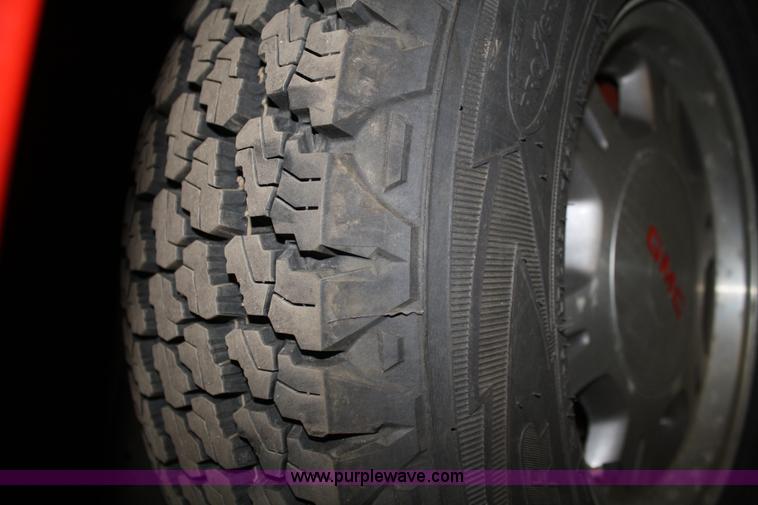 image for item A2077 2000 GMC Yukon XL 1500 SLE SUV