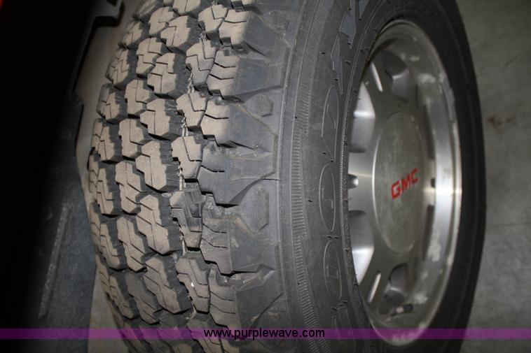 image for item A2077 2000 GMC Yukon XL 1500 SLE SUV