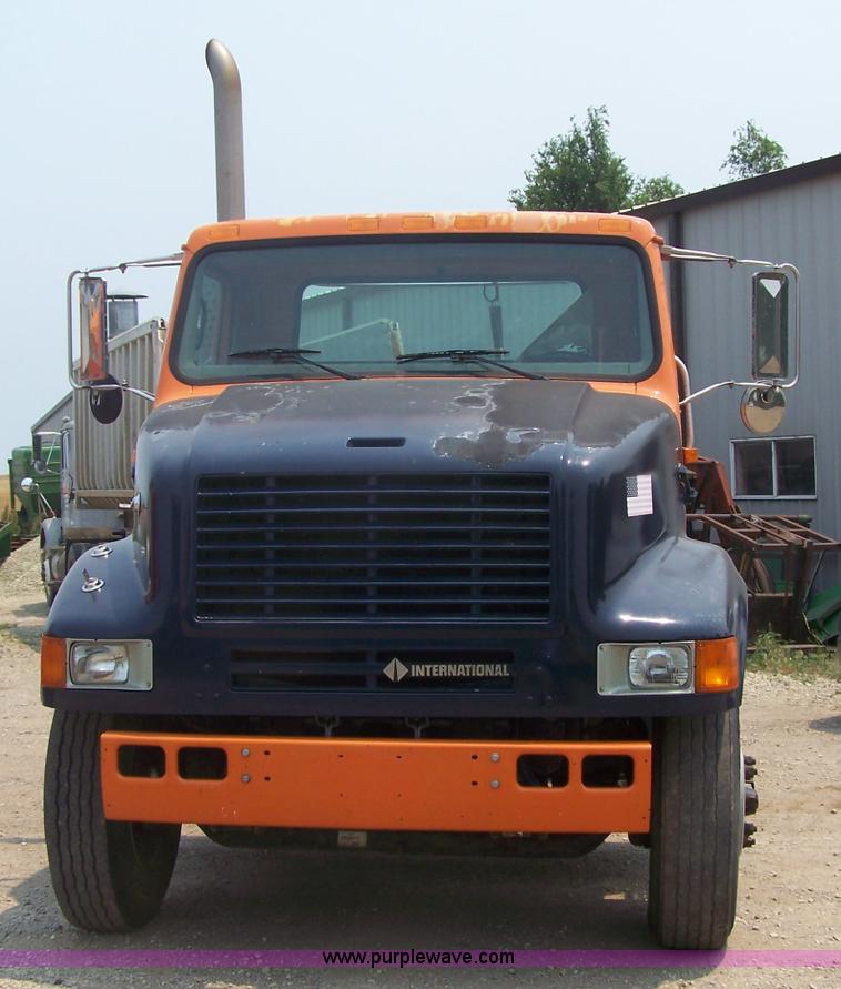 image for item 7348 2002 International 8100 semi truck
