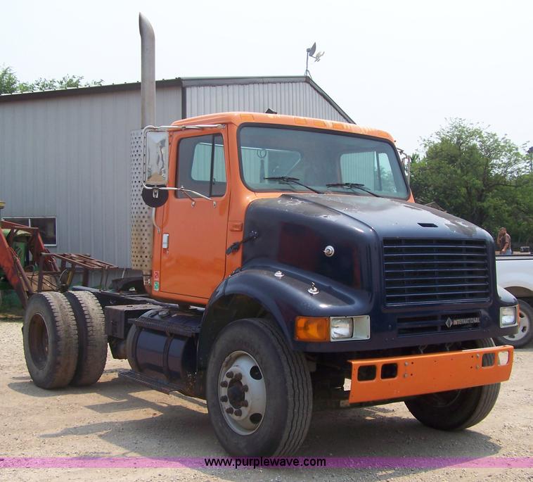 image for item 7348 2002 International 8100 semi truck