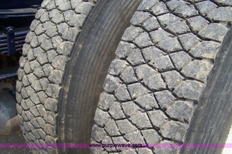 image for item 7348 2002 International 8100 semi truck