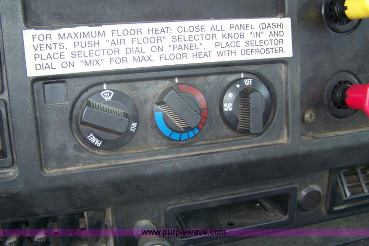 image for item 7348 2002 International 8100 semi truck