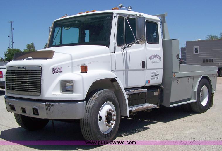 image for item 7398 2000 Freightliner FL70 flatbed semi truck