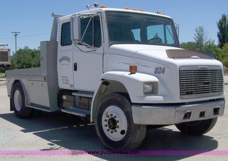 image for item 7398 2000 Freightliner FL70 flatbed semi truck