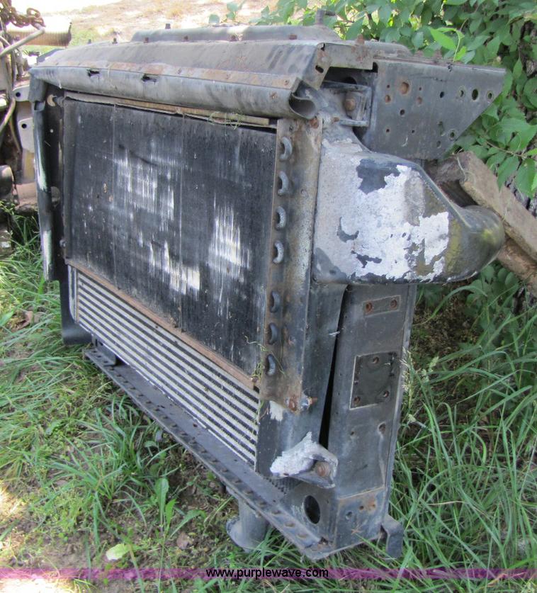 image for item 8276 Volvo radiator