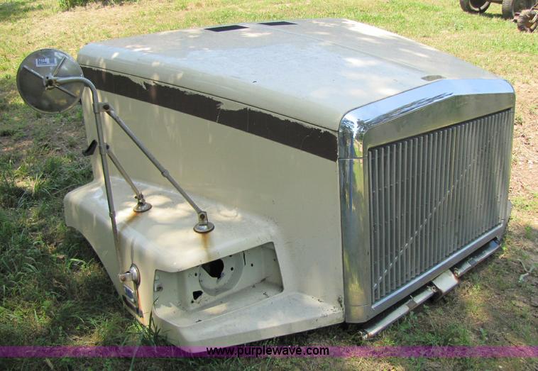 image for item 8277 1994 Volvo WIA truck hood