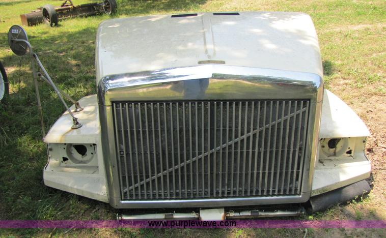 image for item 8277 1994 Volvo WIA truck hood