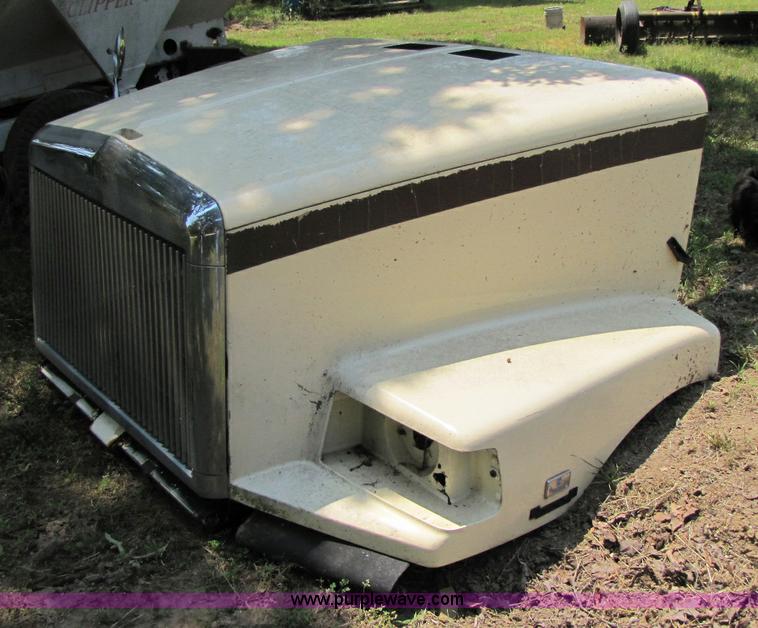 image for item 8277 1994 Volvo WIA truck hood