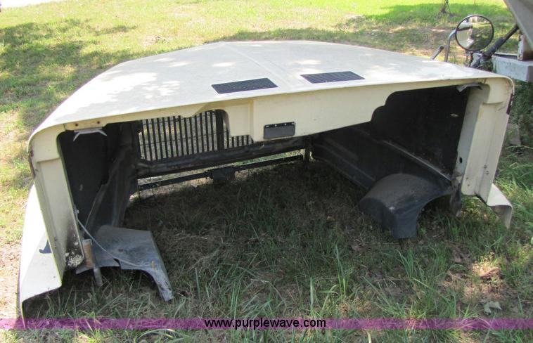 image for item 8277 1994 Volvo WIA truck hood