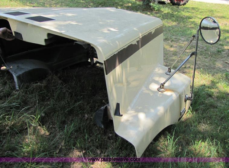 image for item 8277 1994 Volvo WIA truck hood